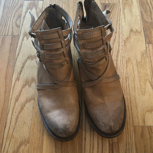 Freebird sz 9 Beige Stair leather bootie good pre owned condition 2” heel - Picture 1 of 7